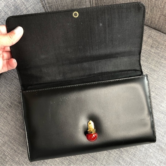 Vintage black faux leather handbag with red Bakelite handle and buckle - Picture 10 of 12